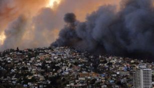 Bomberos logran apagar incendios en Valparaíso, en Chile