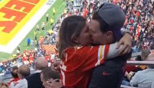 La pareja se besó en las gradas del estadio 
