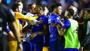 Cruz Azul y Tigres protagonizaron bronca al final del partido