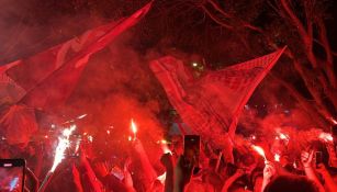 Afición de Chivas lleva serenata a los jugadores previo al Clásico Nacional 