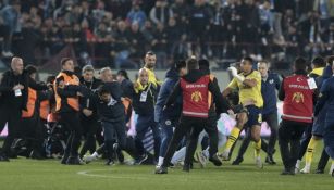 Los jugadores del Fenerbahce se defendieron a los ataque de aficionados