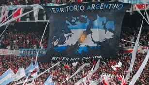 Hinchas de River Plate sacan manta y canticos contra ingleses en memoria de las Islas Malvinas