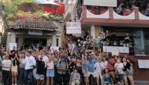 Mexicanos se manifiestan a favor del restaurante que estadounidenses quieren cerrar en Puerto Vallarta, pues les molesta el 'ruido'