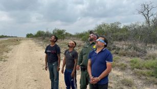 Policía fronterizo disfruta del eclipse con inmigrantes detenidos; esto es lo que sabemos