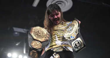 Dominik Mysterio celebra tras ganar el Megacampeonato de AAA