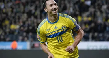 Zlatan Ibrahimovic celebra uno de sus goles frente a Dinamarca