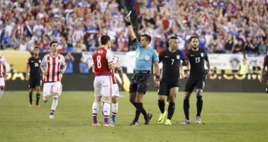 Silbante muestra tarjeta amarilla en juego entre EU y Paraguay