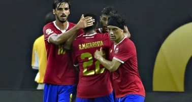 Jugadores de Costa Rica festejan gol contra Colombia