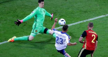 Giaccherini remata a puerta ante la salida de Courtois