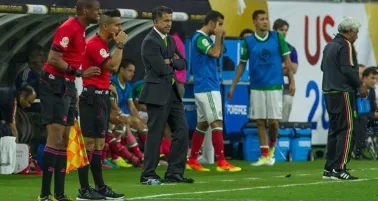 Juan Carlos Osorio observa el juego del Tri frente a Venezuela