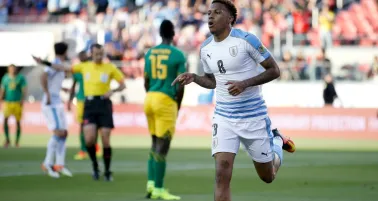 Abel Hernández celebra el primer gol de Uruguay frente a Jamaica