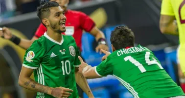 El Tecatito Corona celebra su gol frente a Venezuela