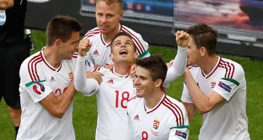 Zoltan Stieber festeja con sus compañeros el segundo gol