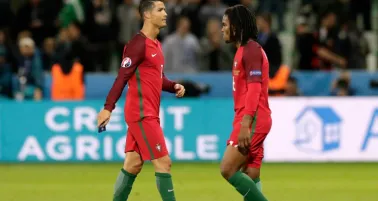 Cristiano Ronaldo y Renato Sanches durante el enfrentamiento entre Portugal e Islandia