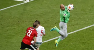 Király realiza una atajada contra Austria