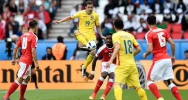 Jugador de Rumania controla el balón en el partido contra Suiza en la Euro
