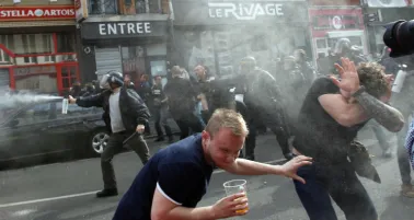 Policías dispersan aficionados con gas en las calles de Lille