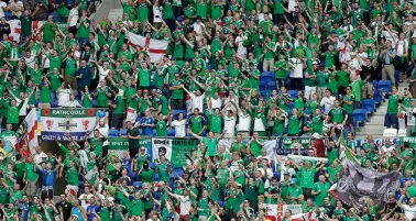 La afición de Irlanda del Norte celebra la victoria contra Ucrania