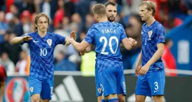 Jugadores de Croacia festejan un tanto