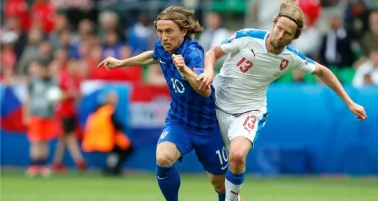 Luka Modric y Jaroslav Plasil, durante el partido entre croatas y checos en la Euro