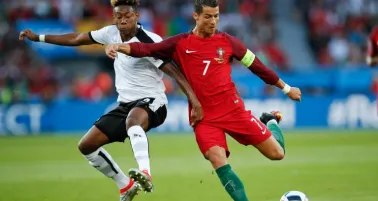 Alaba pelea el esférico con Cristiano Ronaldo en la Euro