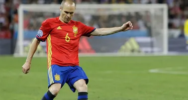 Iniesta envía un pase en partido de la Euro
