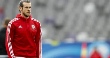 Bale, observa durante práctica de Gales