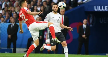 Gignac disputa el esférico con Schaer