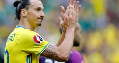 Zlatan Ibrahimovic aplaude en juego de la Euro