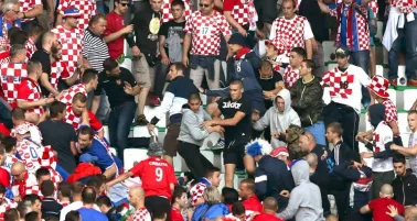 Aficionados croatas durante una pelea en pleno partido de la Euro