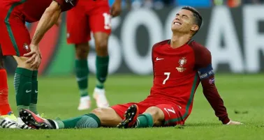 Cristiano Ronaldo parece no encontrar consuelo luego del golpe en la rodilla sufrido en la Final