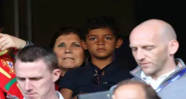 Dolores Aveiro junto al hijo de Cristiano Ronaldo observando un partido de Portugal en la Euro