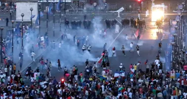 La policía intenta disuadir a los aficionados revoltosos al pie de la Torre Eiffel