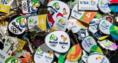 Colección de pines que se venden afuera de las sedes olímpicas
