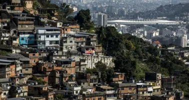 Vista de una favela en el barrio de Santa Tereza, con el Estadio Maracaná al fondo