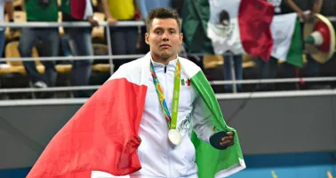 Sánchez se cubre con la bandera de México