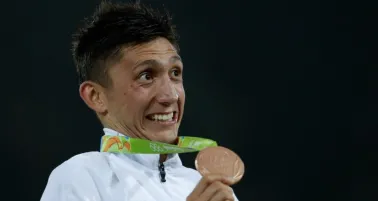 Ismael Hernández posa con su medalla de bronce obtenida en Río 2016