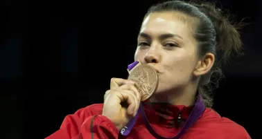 María del Rosario Espinoza besa su medalla de Bronce