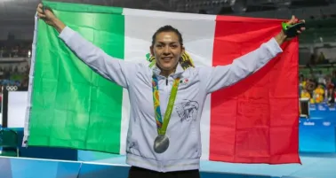 María del Rosario Espinoza posa con la medalla y la bandera mexicana