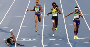 Shaunae Miller se lanza para llegar primera a la línea de meta 