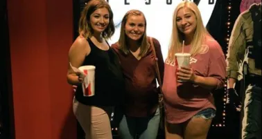 Las chicas posan en un cine de California 