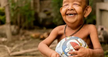 El pequeño Bayezid jugando con una pelota