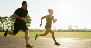 Dos personas corriendo 
