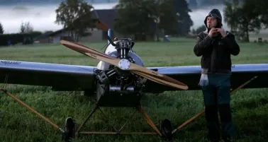 Frantisek Hadrava posa junto al avión que construyó 