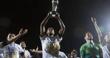 Jugadores de Dorados muestran el trofeo a su afición
