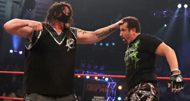 Abyss a punto de golpear a Tommy Dreamer