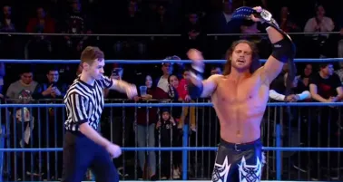 Johnny Impact festeja con el título en el centro del ring