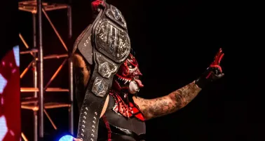 Pentagón Jr. posa con el título de Parejas de Impact Wrestling