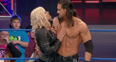 Momento en que Taya y Johnny festejan en el ring