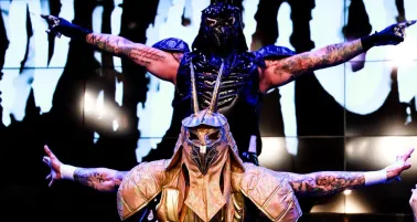 Los Lucha Brothers hacen su entrada al ring